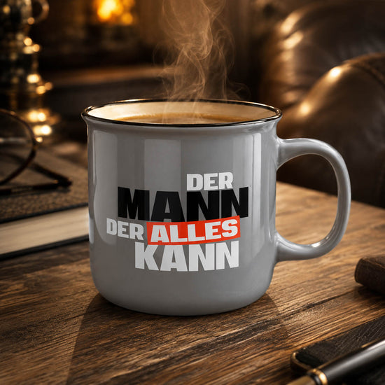 Kultbecher „Der Mann der alles kann“ in Grau, stimmungsvoll in Szene gesetzt – Geschenk für Dich