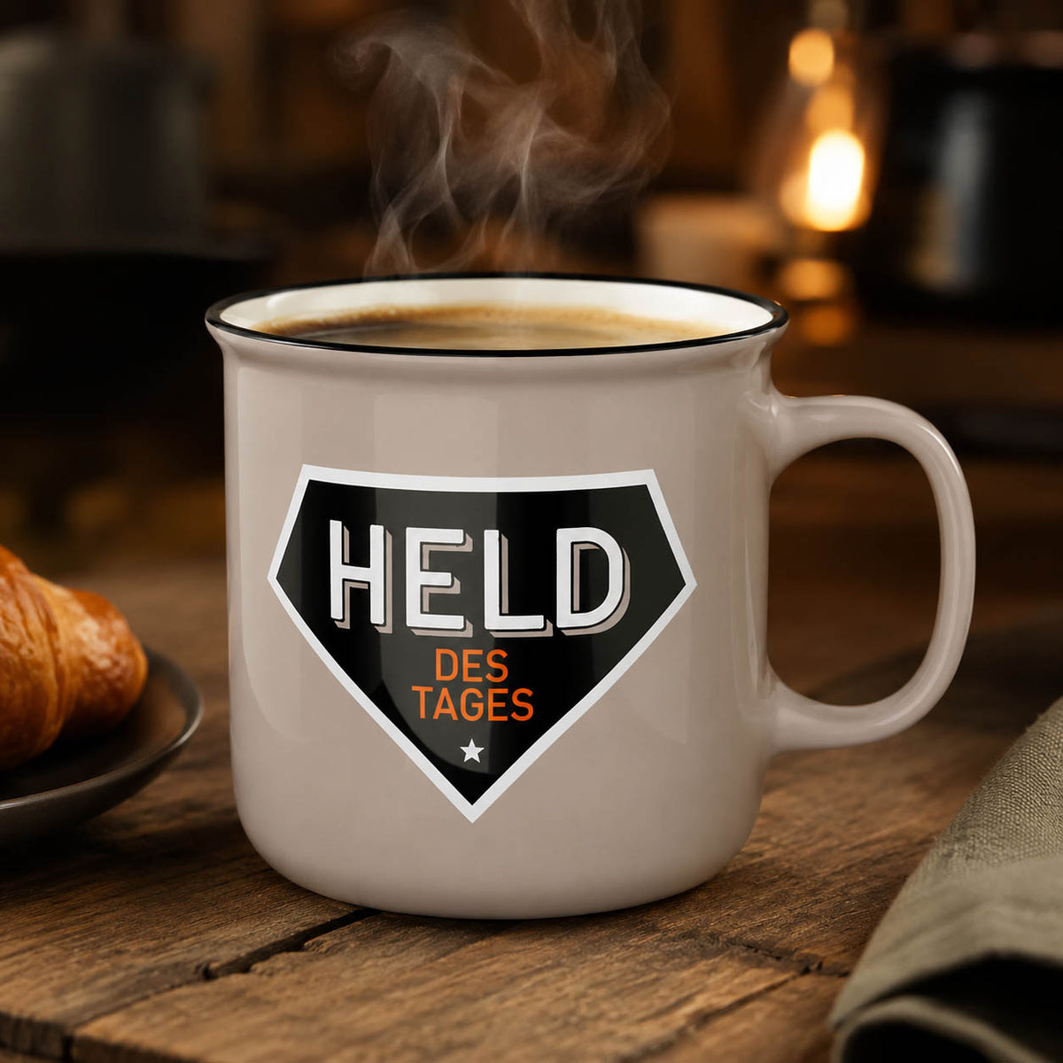 Kultbecher „Held des Tages“ in Beige mit Superhelden-Wappen, stimmungsvoll in Szene gesetzt – Geschenk für Dich