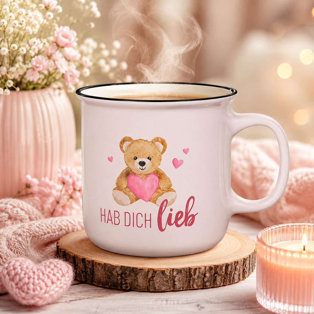 Kultbecher „Hab Dich lieb“ in Zartrosa mit Teddy und pinkem Herz, stimmungsvoll auf einer Holzscheibe mit Strickdecke, Häkelherz und Kerze – Geschenk für Dich