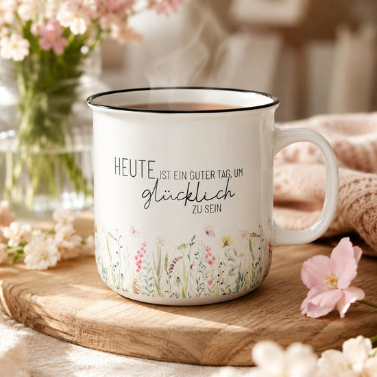 Mutmacher Becher „Heute ist ein guter Tag“ auf dem Tisch, daneben Blumen