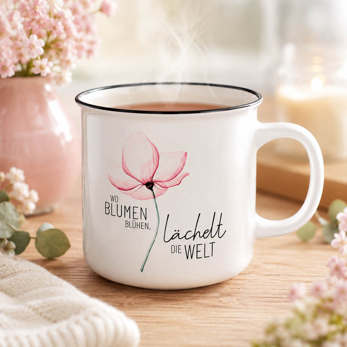 Blumentasse „Wo Blumen blühen, lächelt die Welt“ mit Kaffee und Blumenstrauß