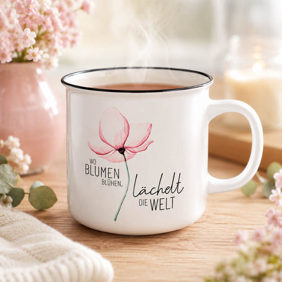 Blumentasse „Wo Blumen blühen, lächelt die Welt“ mit Kaffee und Blumenstrauß