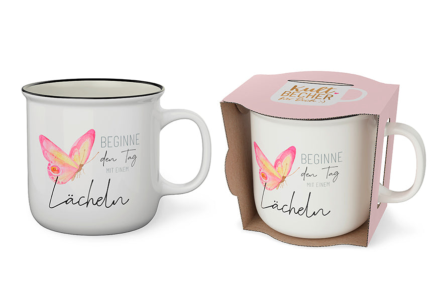 Kultbecher „Beginne den Tag mit einem Lächeln“ von Geschenk für Dich – weißer Becher mit rosa-gelbem Schmetterling, beidseitig bedruckt