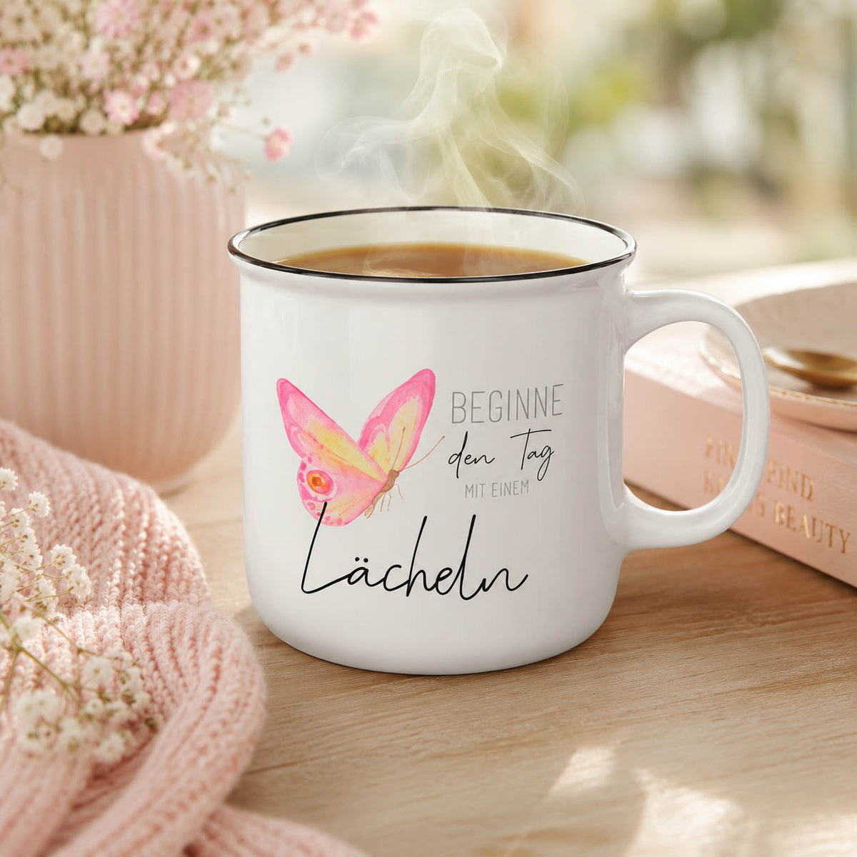 Schmetterling Tasse „Beginne den Tag mit einem Lächeln“ beim Morgenkaffee