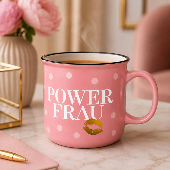 Kultbecher „Power Frau“ in Rosa mit goldenem Kussmund, stimmungsvoll mit Pfingstrosen – Geschenk für Dich
