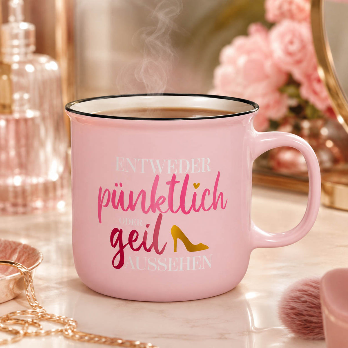 Kultbecher „Entweder pünktlich oder geil aussehen“ in Zartrosa mit goldenem Pumps, stimmungsvoll am Schminktisch – Geschenk für Dich