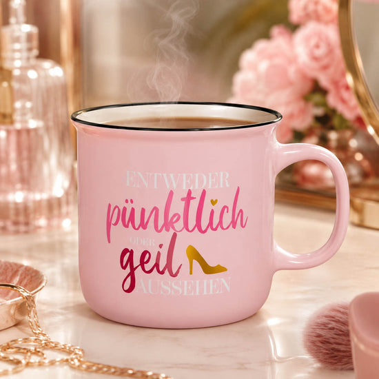 Kultbecher „Entweder pünktlich oder geil aussehen“ in Zartrosa mit goldenem Pumps, stimmungsvoll am Schminktisch – Geschenk für Dich