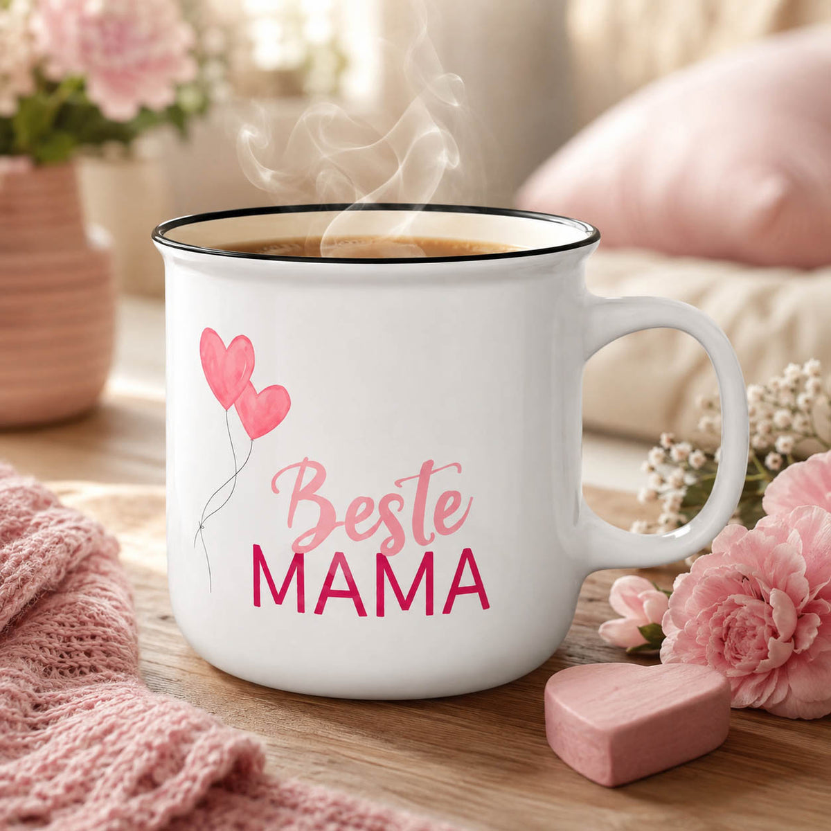 Kultbecher „Beste Mama“ weiß mit rosa Herz-Luftballons, stimmungsvoll in Szene gesetzt – Geschenk für Dich