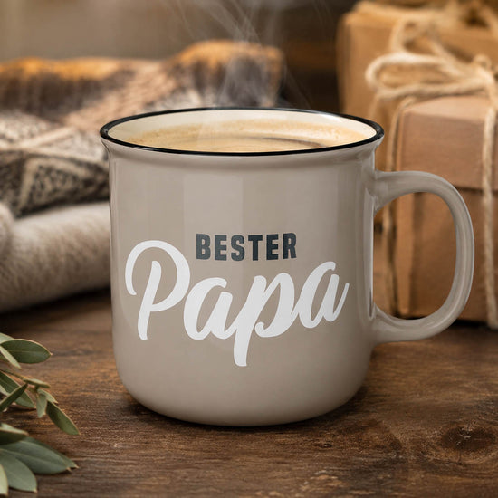 Kultbecher „Bester Papa“ in Beige, stimmungsvoll in Szene gesetzt – Geschenk für Dich