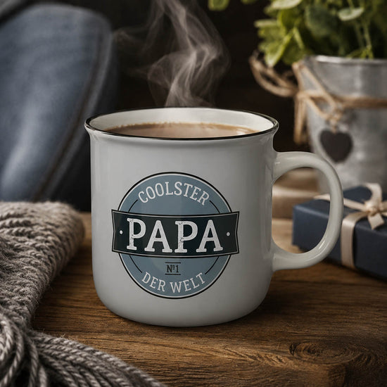Kultbecher „Coolster Papa der Welt“ in Grau, stimmungsvoll in Szene gesetzt – Geschenk für Dich