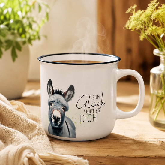 Kultbecher mit Esel-Motiv und Spruch „Zum Glück gibt es Dich“ stimmungsvoll in Szene gesetzt – Geschenk für Dich