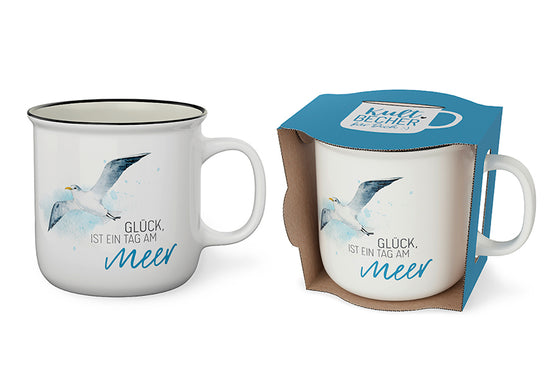 Kultbecher „Glück ist ein Tag am Meer“ von Geschenk für Dich – weißer Becher mit maritimer Möwe, beidseitig bedruckt
