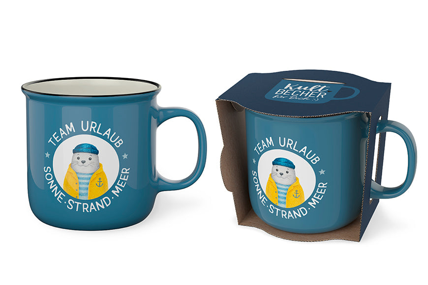 Kultbecher „Team Urlaub“ von Geschenk für Dich – blauer Becher mit Seehund in Regenjacke & Spruch „Sonne Strand Meer“, beidseitig bedruckt