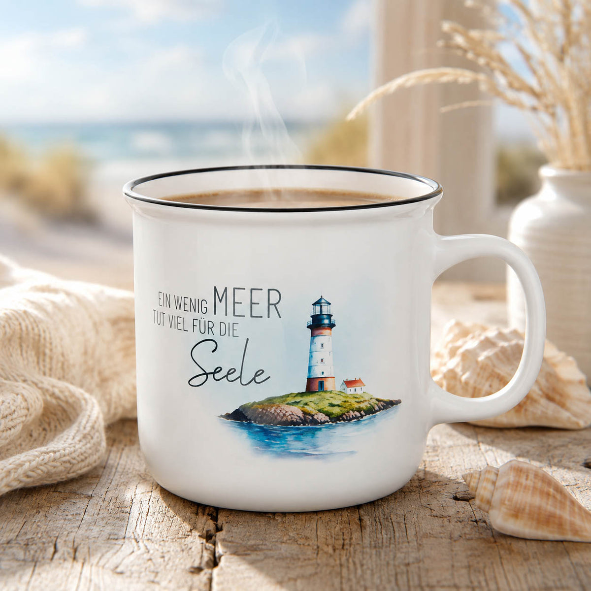 Becher mit Leuchtturm „Ein wenig Meer tut viel für die Seele“ am Fenster