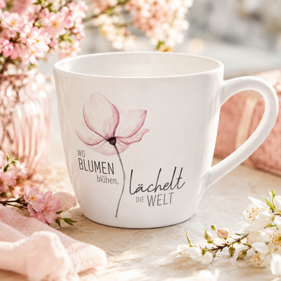 Maxi Becher „Wo Blumen blühen, lächelt die Welt" – große Tasse im Alltag