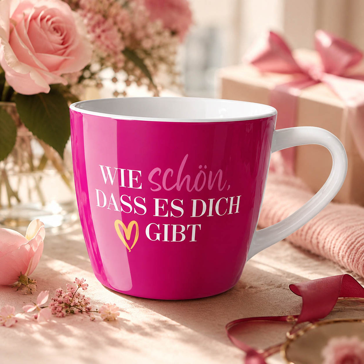 Maxi Becher „Wie schön, dass es Dich gibt" in Pink – große Tasse im Alltag