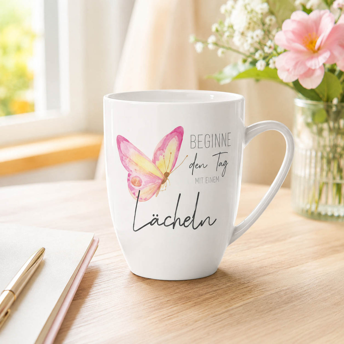 Tasse „Beginne den Tag mit einem Lächeln“ in Weiß mit Aquarell-Schmetterling von Geschenk für Dich