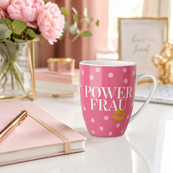 Tasse „Power Frau“ in Pink mit weißen Punkten und goldenem Kussmund von Geschenk für Dich
