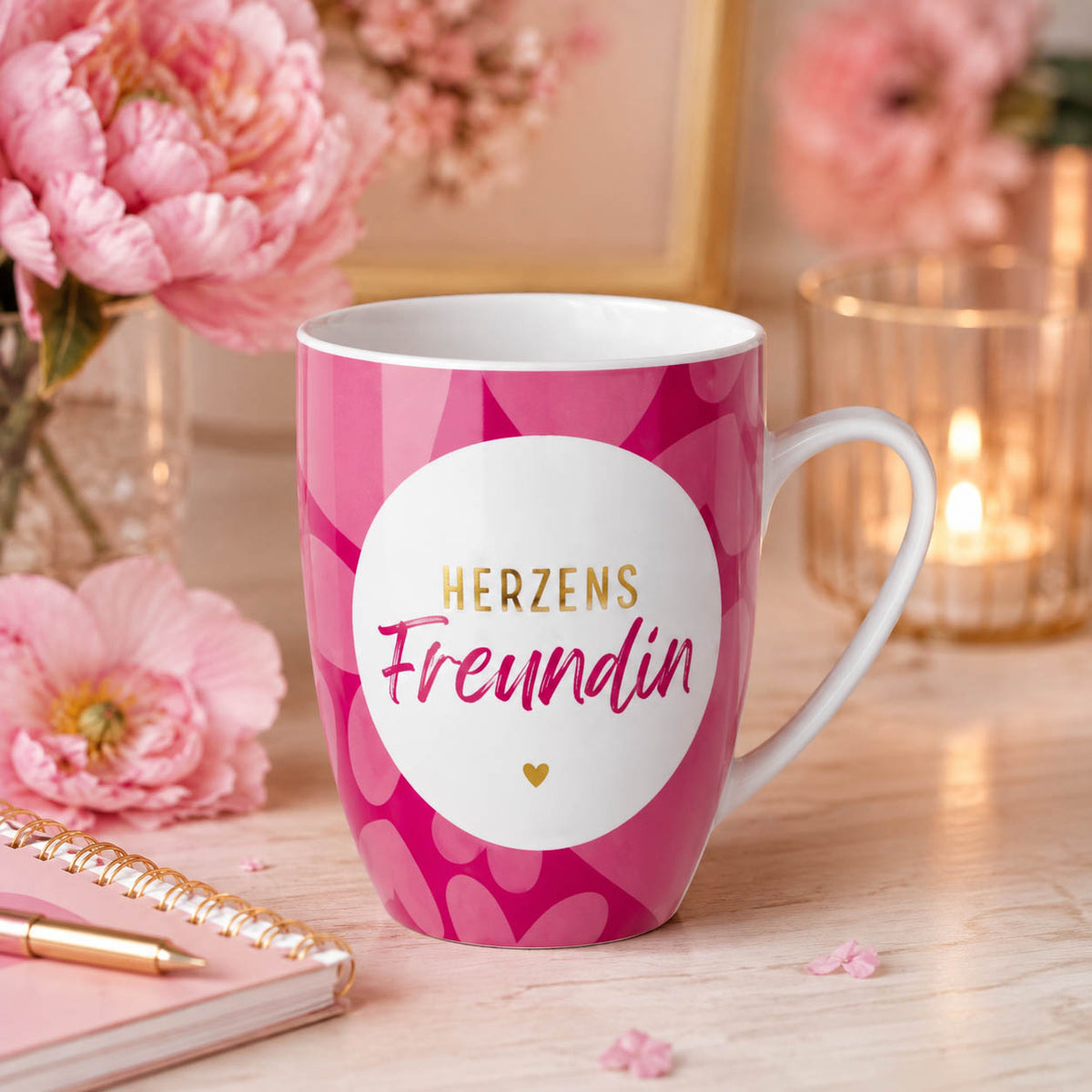 Tasse „Herzens Freundin“ in Pink mit Herzmuster von Geschenk für Dich