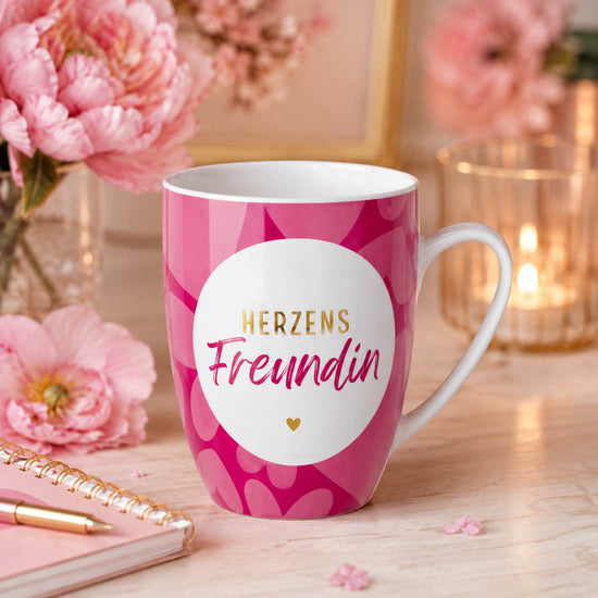 Tasse „Herzens Freundin“ in Pink mit Herzmuster von Geschenk für Dich