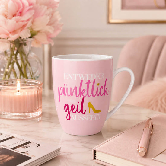 Tasse „Entweder pünktlich oder geil aussehen“ in Rosa mit goldenem High Heel von Geschenk für Dich