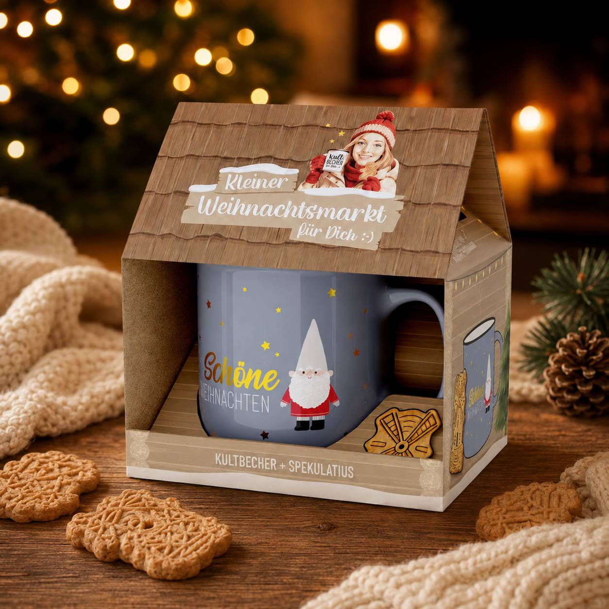 Blaugrauer Kultbecher Schöne Weihnachten mit Zwerg-Motiv und Spekulatius auf festlich gedecktem Tisch
