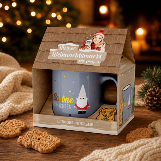 Blaugrauer Kultbecher Schöne Weihnachten mit Zwerg-Motiv und Spekulatius auf festlich gedecktem Tisch