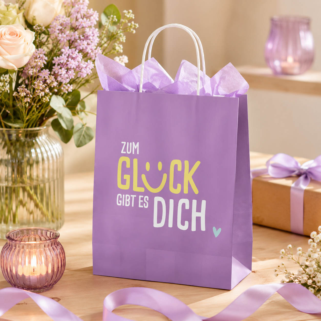 Geschenktüte „Zum Glück gibt es Dich“ Violett – Geschenk für Dich (Moodbild)