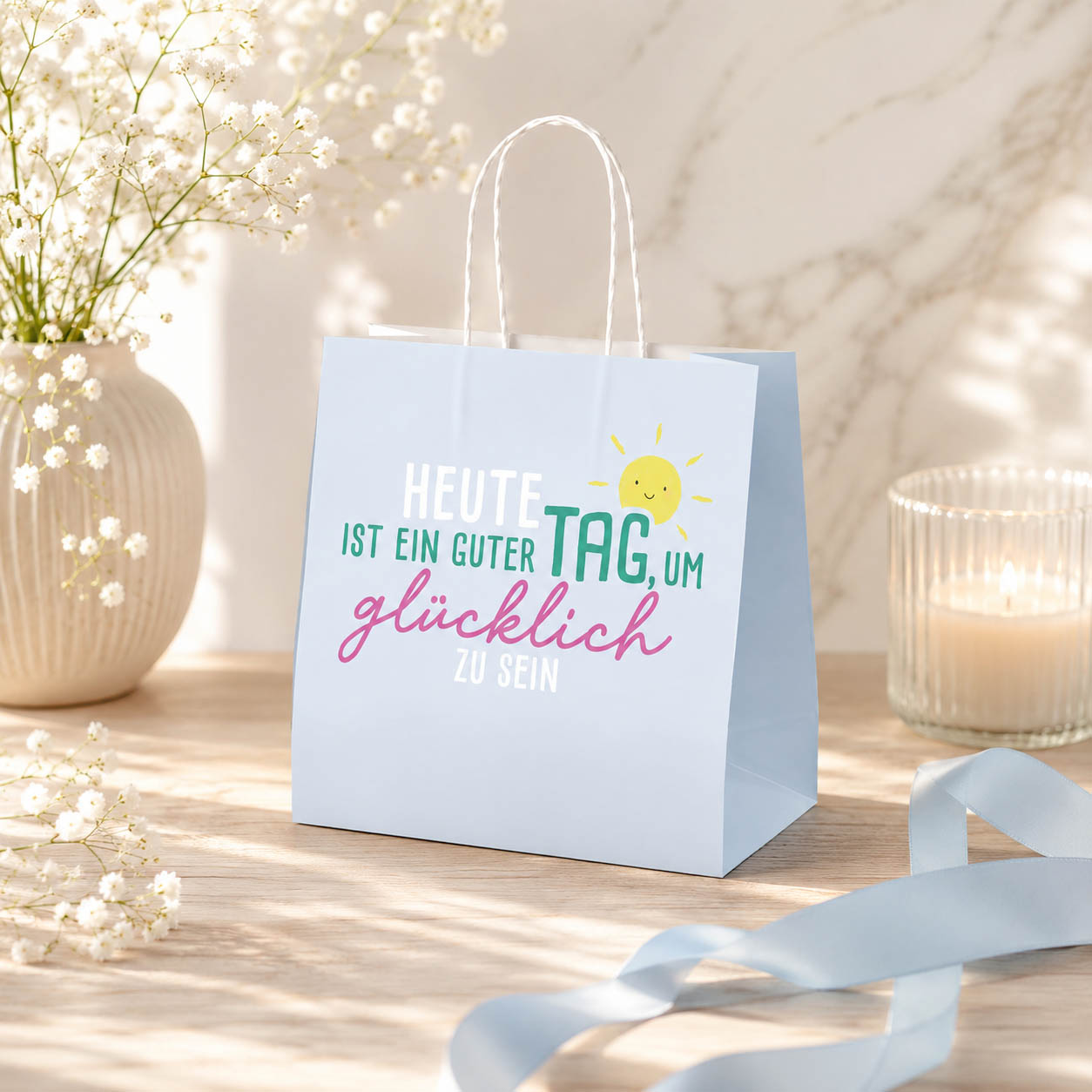 Mini Geschenktüte „Heute ist ein guter Tag, um glücklich zu sein“ Hellblau – Geschenk für Dich (Moodbild)
