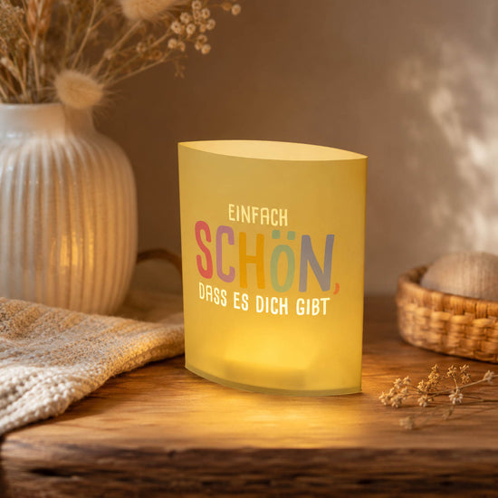 Gelbes Poesielicht LED-Dekolicht mit buntem Schriftzug Einfach schön dass es dich gibt – Happy Greetings in Szene gesetzt