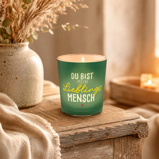 Petrolfarbenes Windlicht mit Spruch Du bist mein Lieblingsmensch und kleinem Herz in Szene gesetzt – Happy Greetings