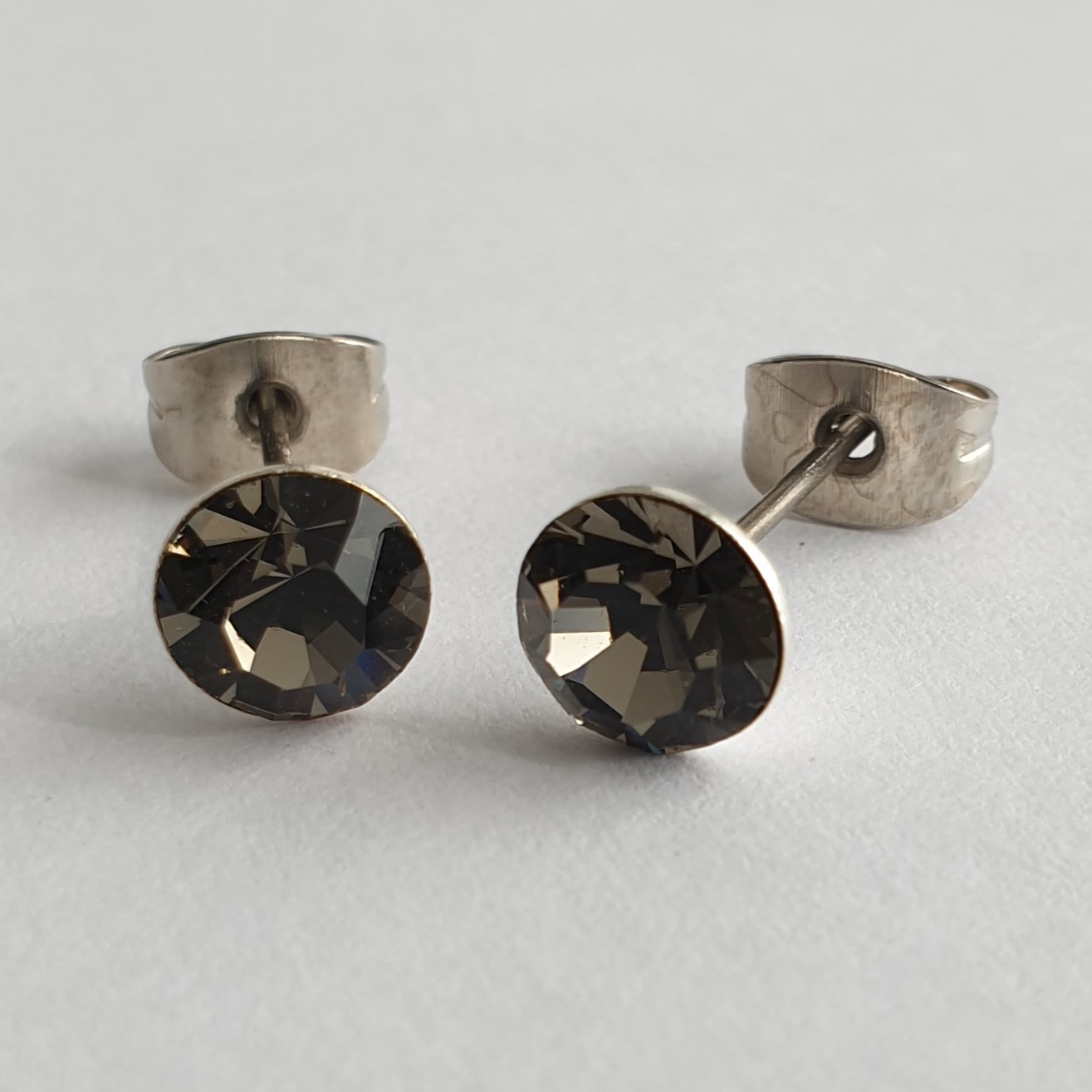 Hautverträgliche Ohrstecker mit funkelnden Kristall - 6mm Farbe black diamond