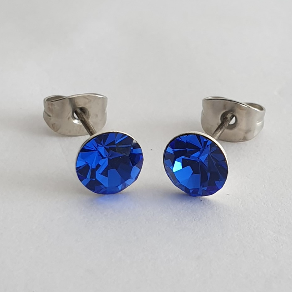 Hautverträgliche Ohrstecker mit funkelnden Kristall - 6mm Farbe Sapphire blau